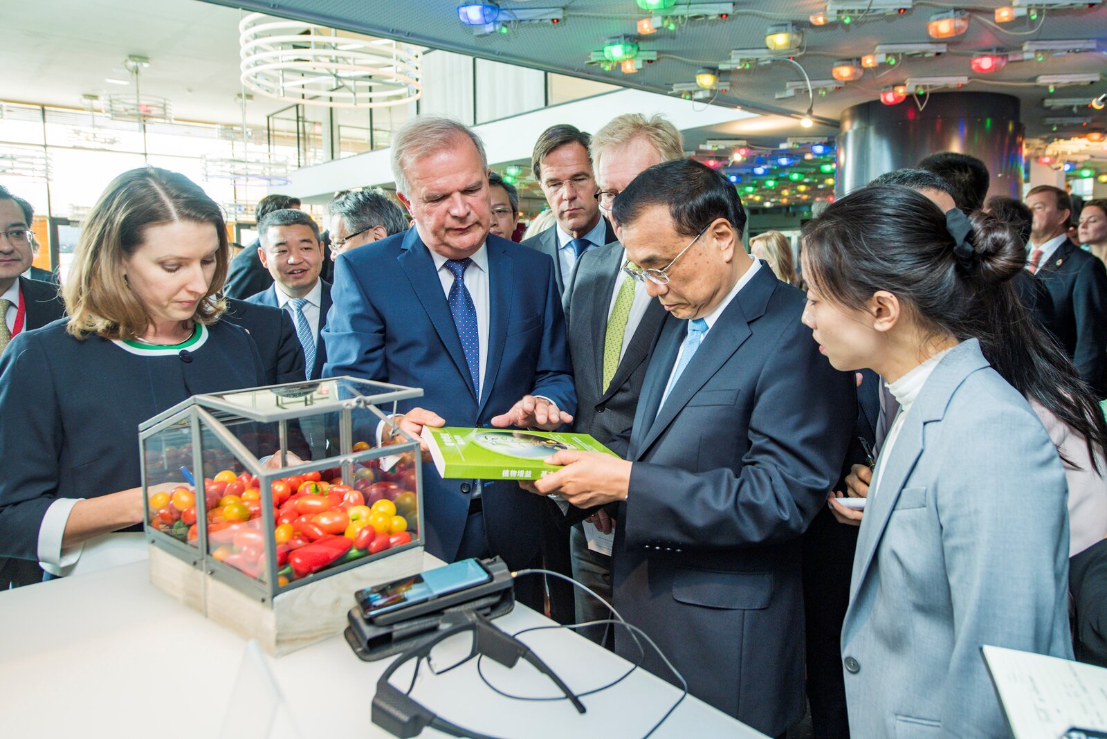 Ryan Hooks demonstrating Plant Vision to Chinese and Dutch heads of state at a Wageningen greenhouse pavilion, August 2018.